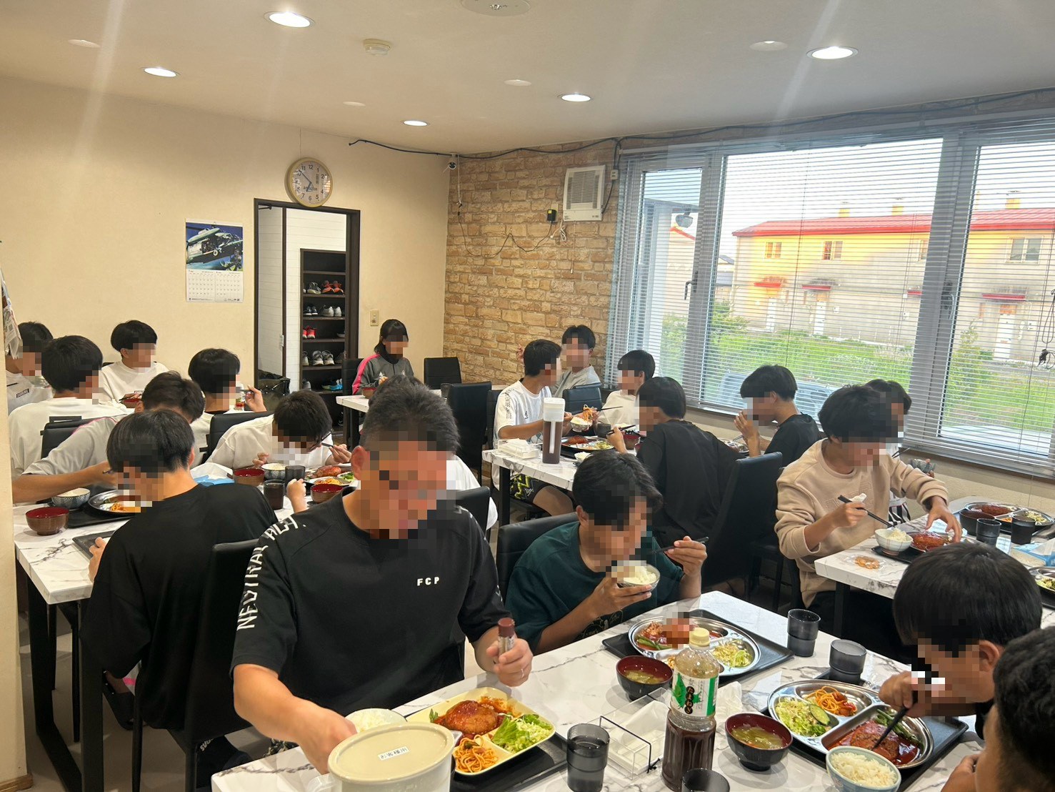 食堂での団体食事